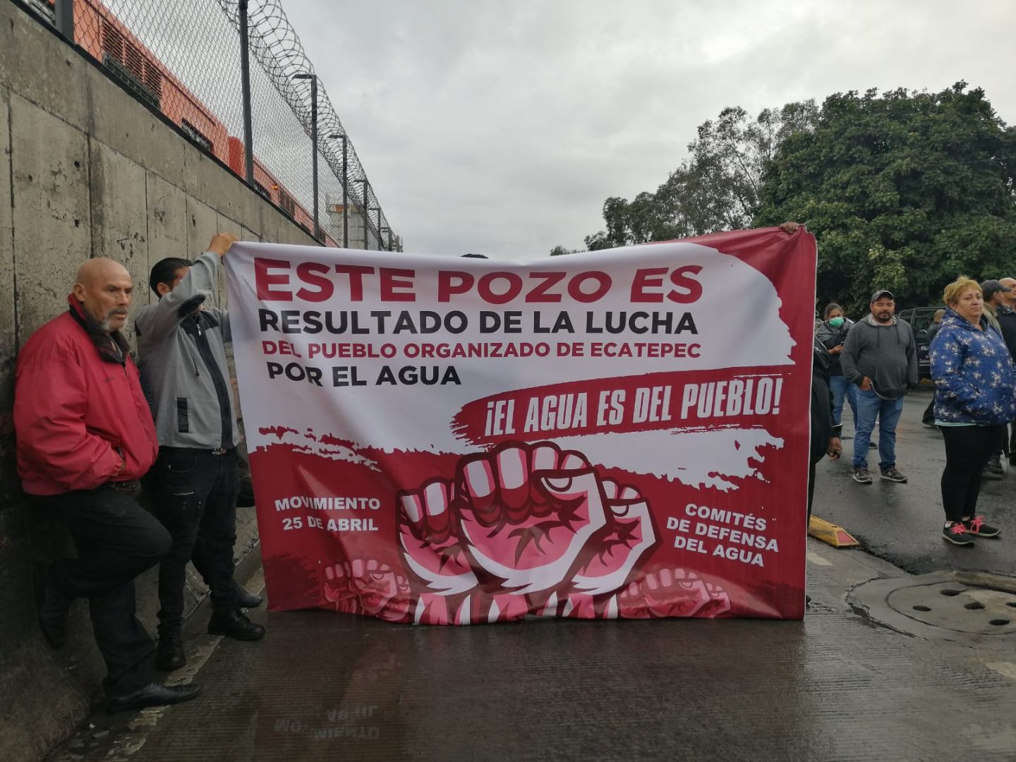 Vecinos de Ecatepec bloquean vialidad para exigir a gobierno del Edomex la entrega de 7 pozos