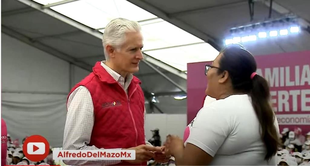 Alfredo del Mazo en la entrega de la tarjeta Salario Rosa en Ecatepec