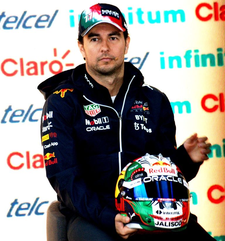‘Checo’ Pérez presenta casco que usará en el Gran Premio de México 2022