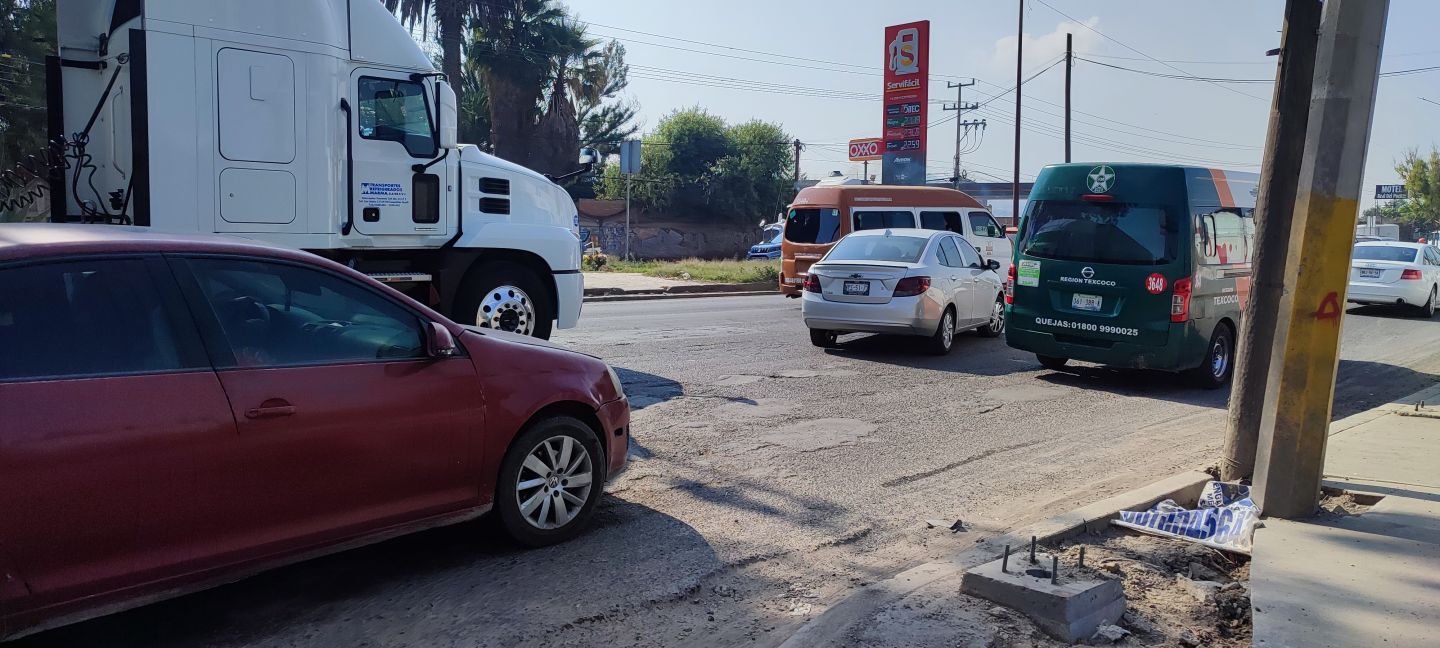 Accidente vehicular  provoca tráfico en la México Texcoco a la altura de chicoloapan