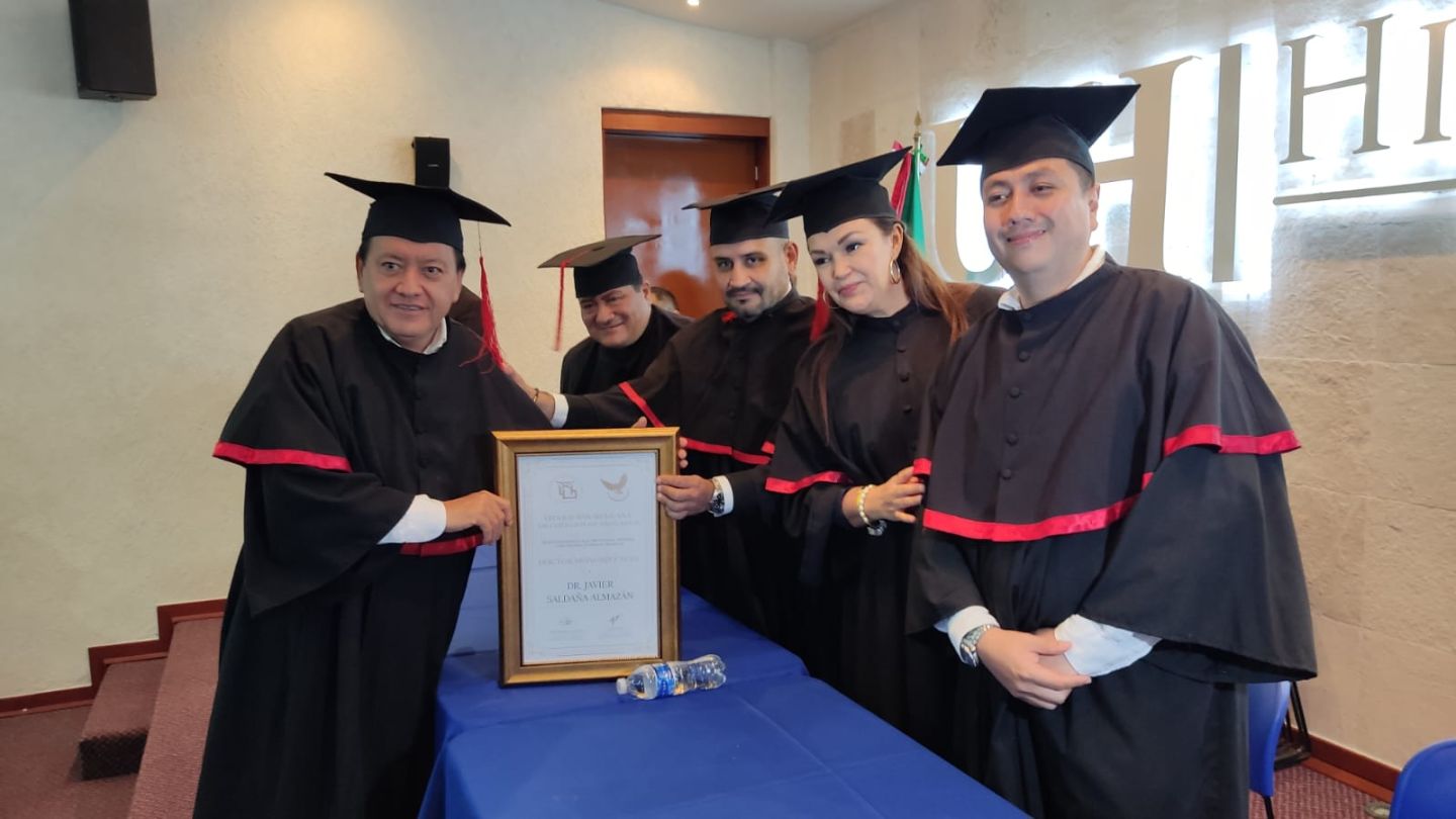 Recibe Javier Saldaña doctorado ’Honoris Causa’, de la Universidad Hipócrates 