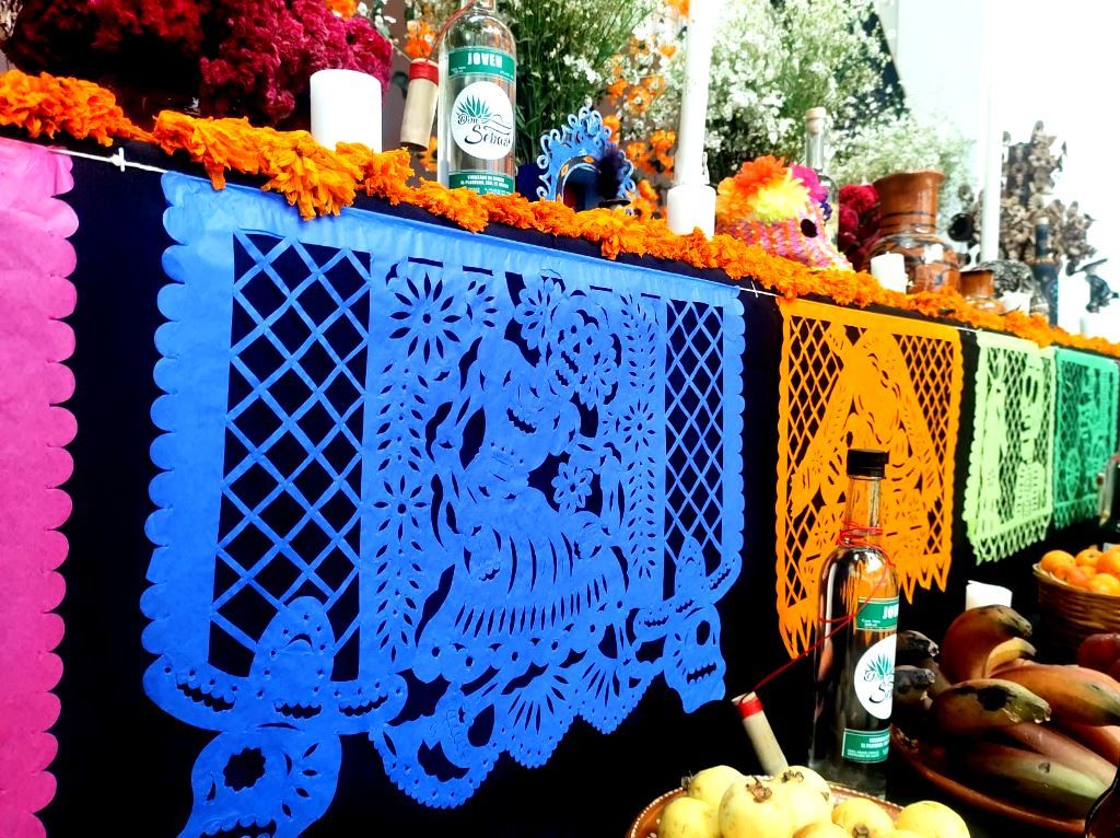 Las manos mexiquenses elaboran papel picado para conmemorar el Día de Muertos
