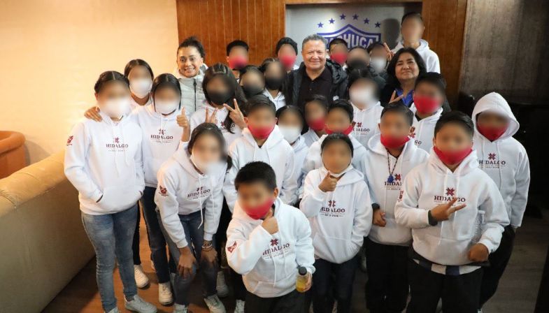Julio Menchaca festeja el séptimo triunfo del Pachuca con niñas y niños de la Casa DIFH