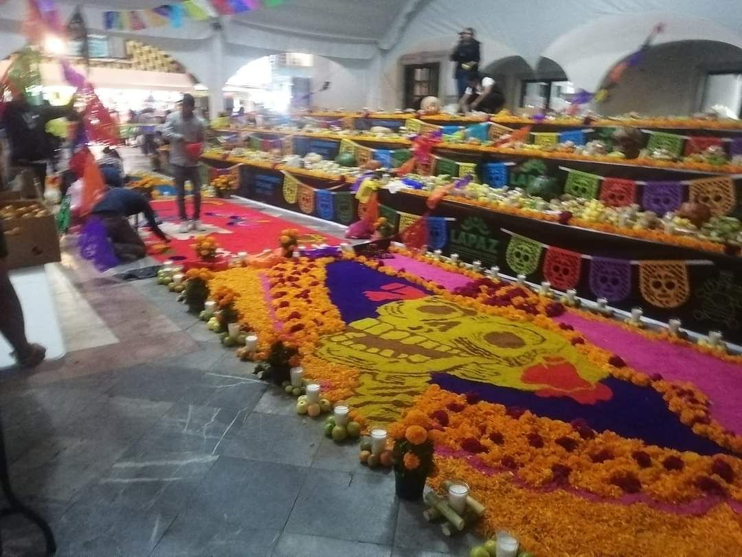 En La Paz el gobierno municipal instaló  monumental "Ofrenda de Día de Muertos"; Cristina González Cruz 