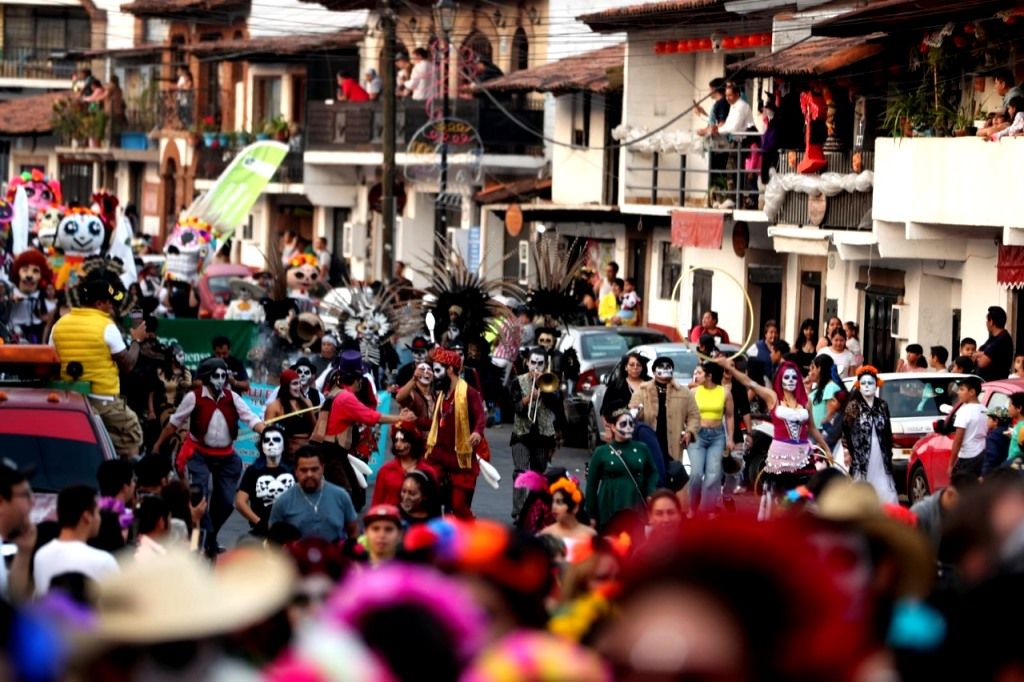 Las comparsas desfilan por calles de Valle de Bravo en ’Catrineando’