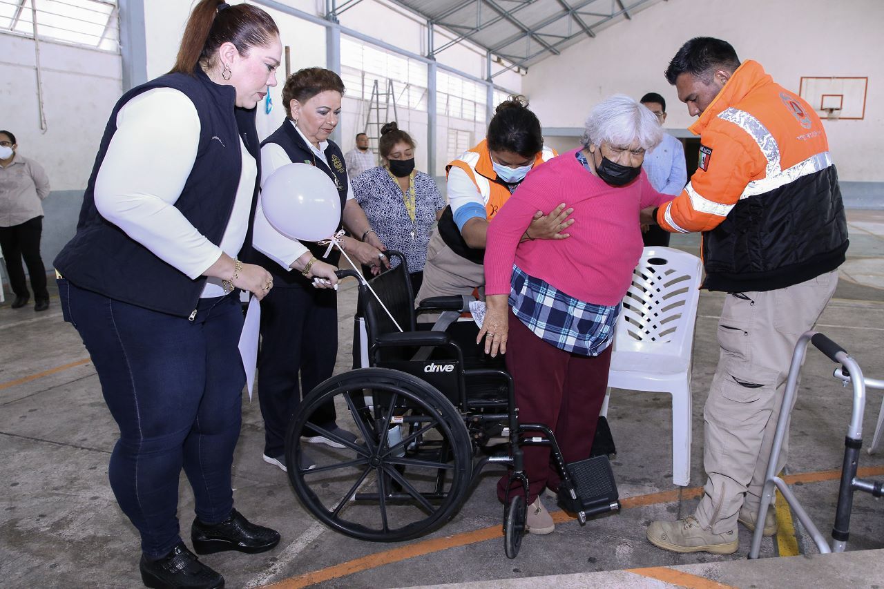 Entrega DIF Río Blanco y clubes Rotarios de Orizaba y Valle de Orizaba, sillas de ruedas a personas en condiciones de vulnerabilidad