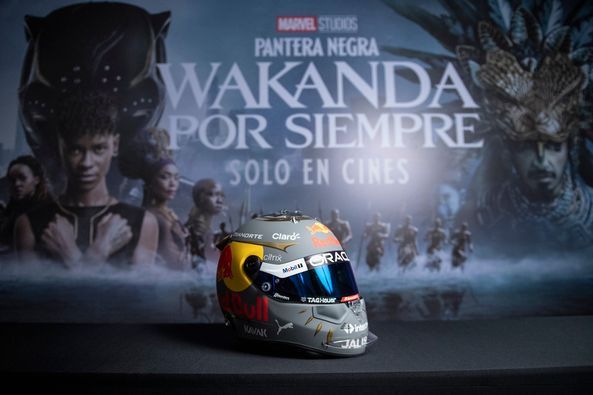 Checo Pérez devela casco de Black Panther para carrera en Brasil
