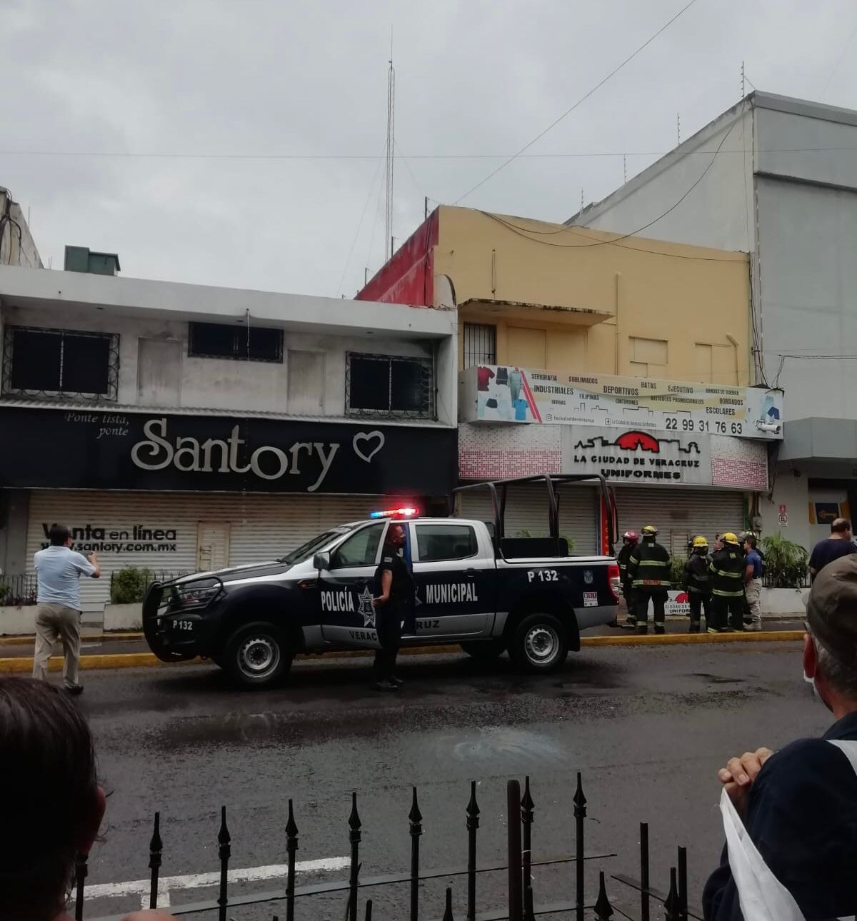 Se incendia una tienda de ropa en la zona de mercados 