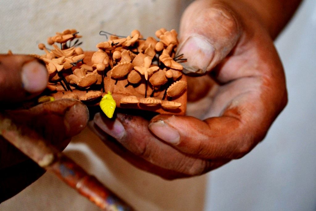 Las manos mexiquenses trabajan artesanías en alfarería y cerámica 
