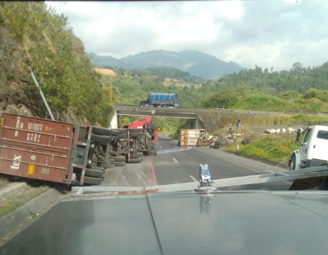 Choque en la autopista Puebla-Orizaba deja varados a automovilistas 