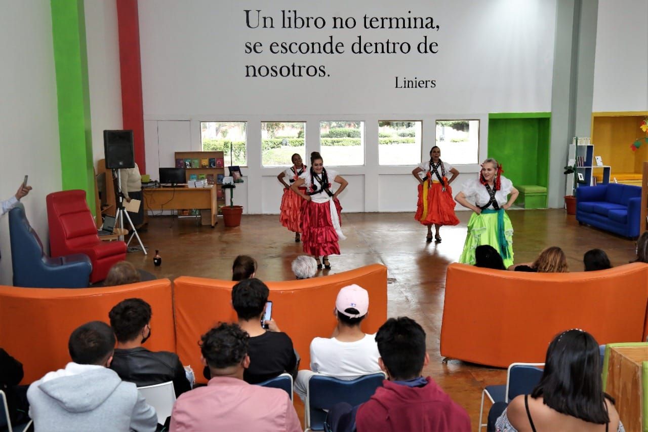 Lleva Ballet Folclórico ’Kinich’ Danza y
Música a la Biblioteca Pública Central Estatal.
