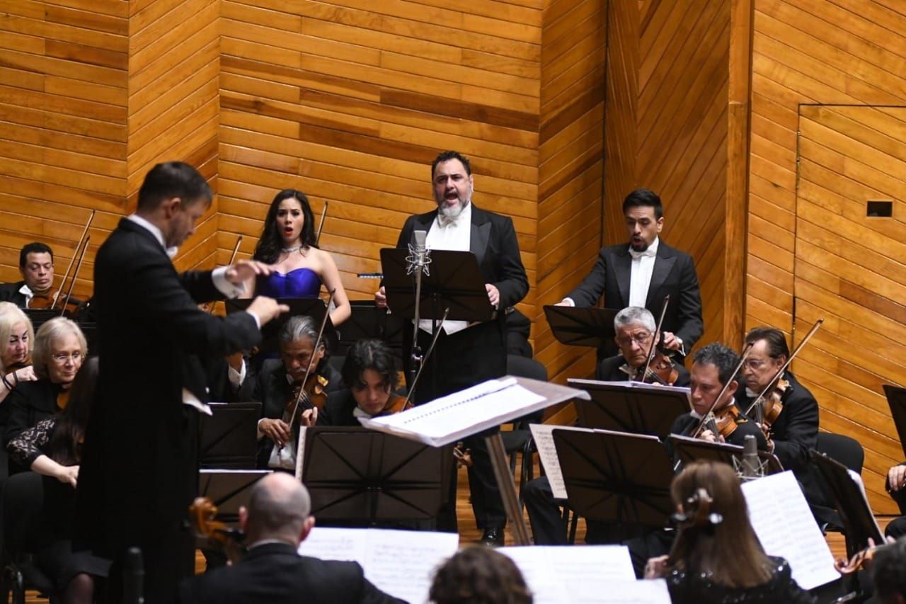 Interpreta OSEM la 
Pieza "Pulcinella".
