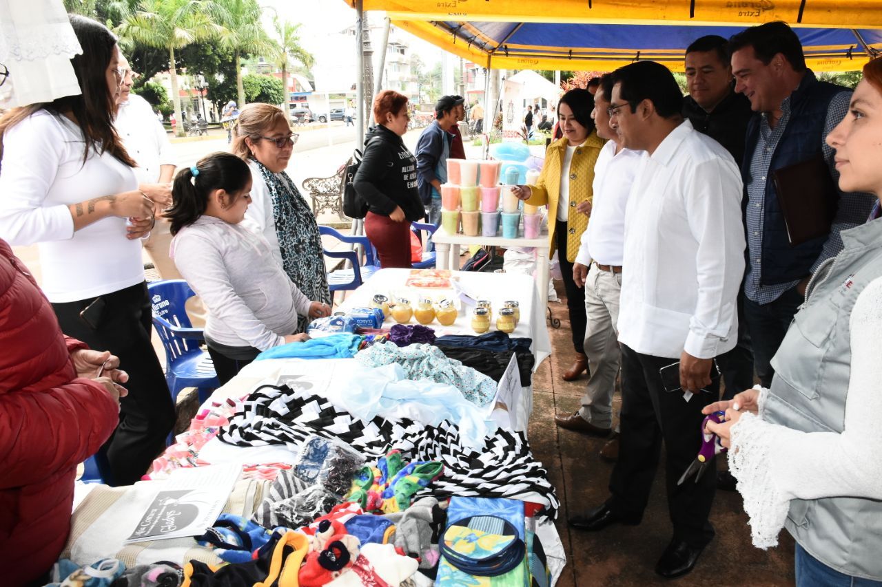 Instalan Mercado Social en explanada del parque Lázaro Cárdenas
