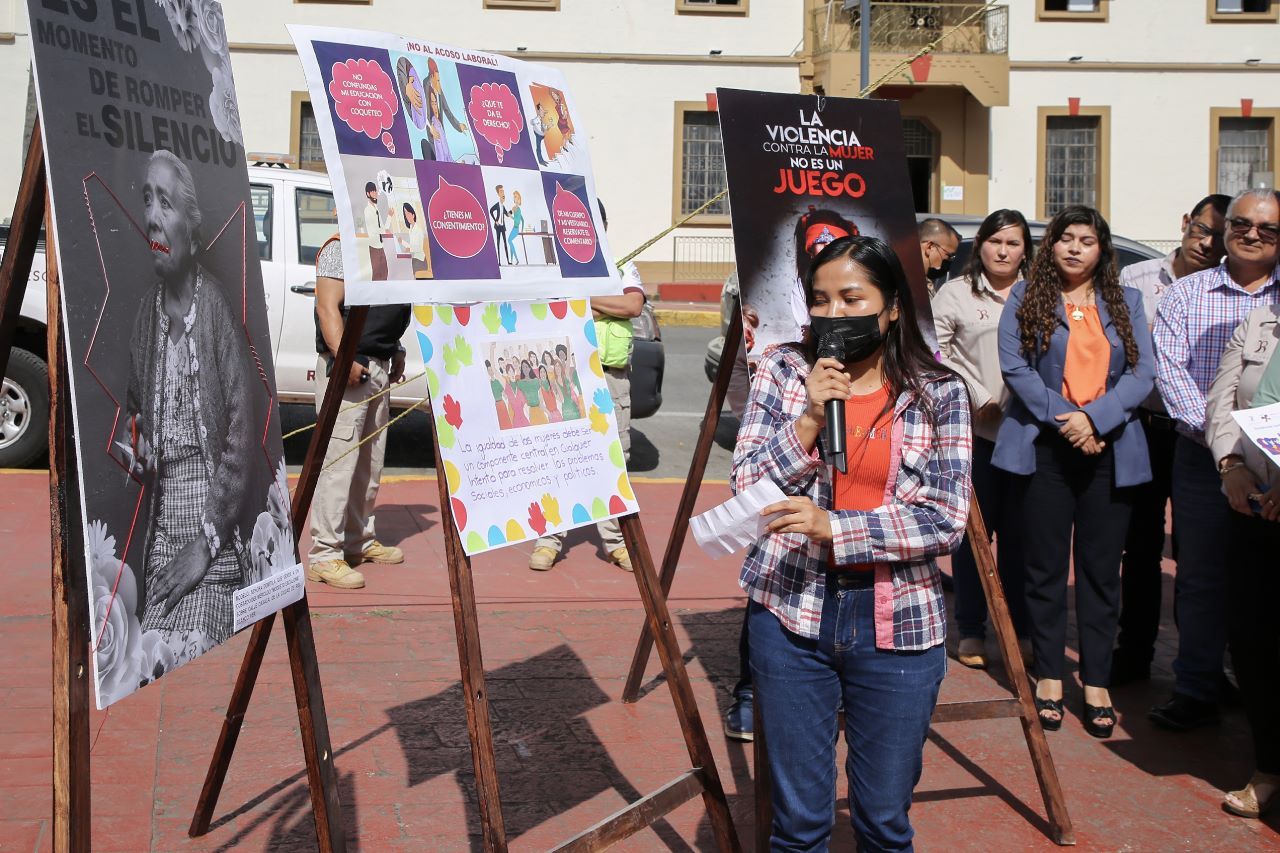 Con exposición de carteles crean funcionarios conciencia sobre la violencia de género