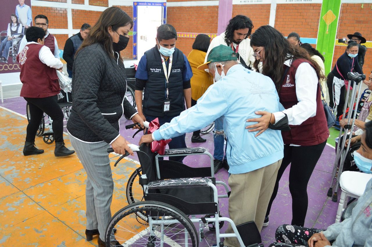 Entregan sillas de ruedas y bastones  a adultos mayores y personas con capacidades diferentes en Chimalhuacán 