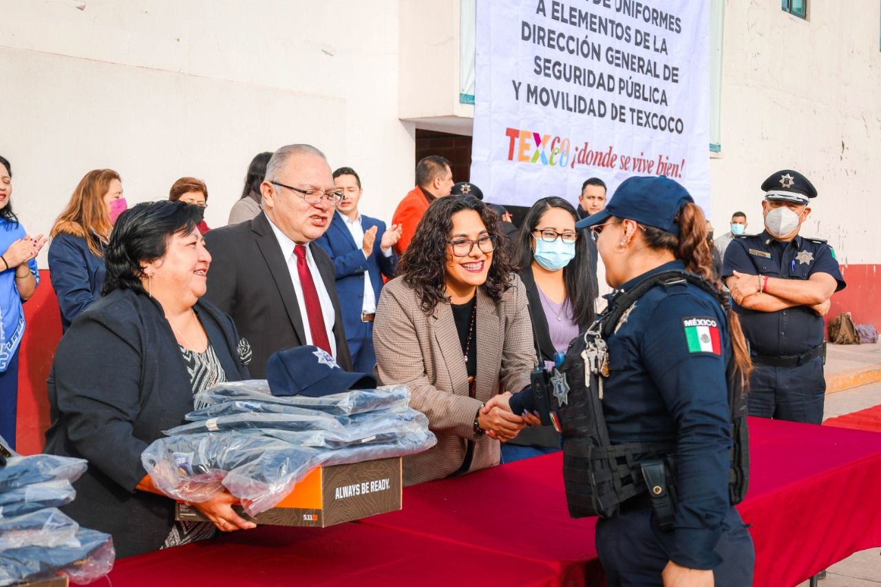 Alcaldesa de Texcoco entrega uniforme a policías municipales 