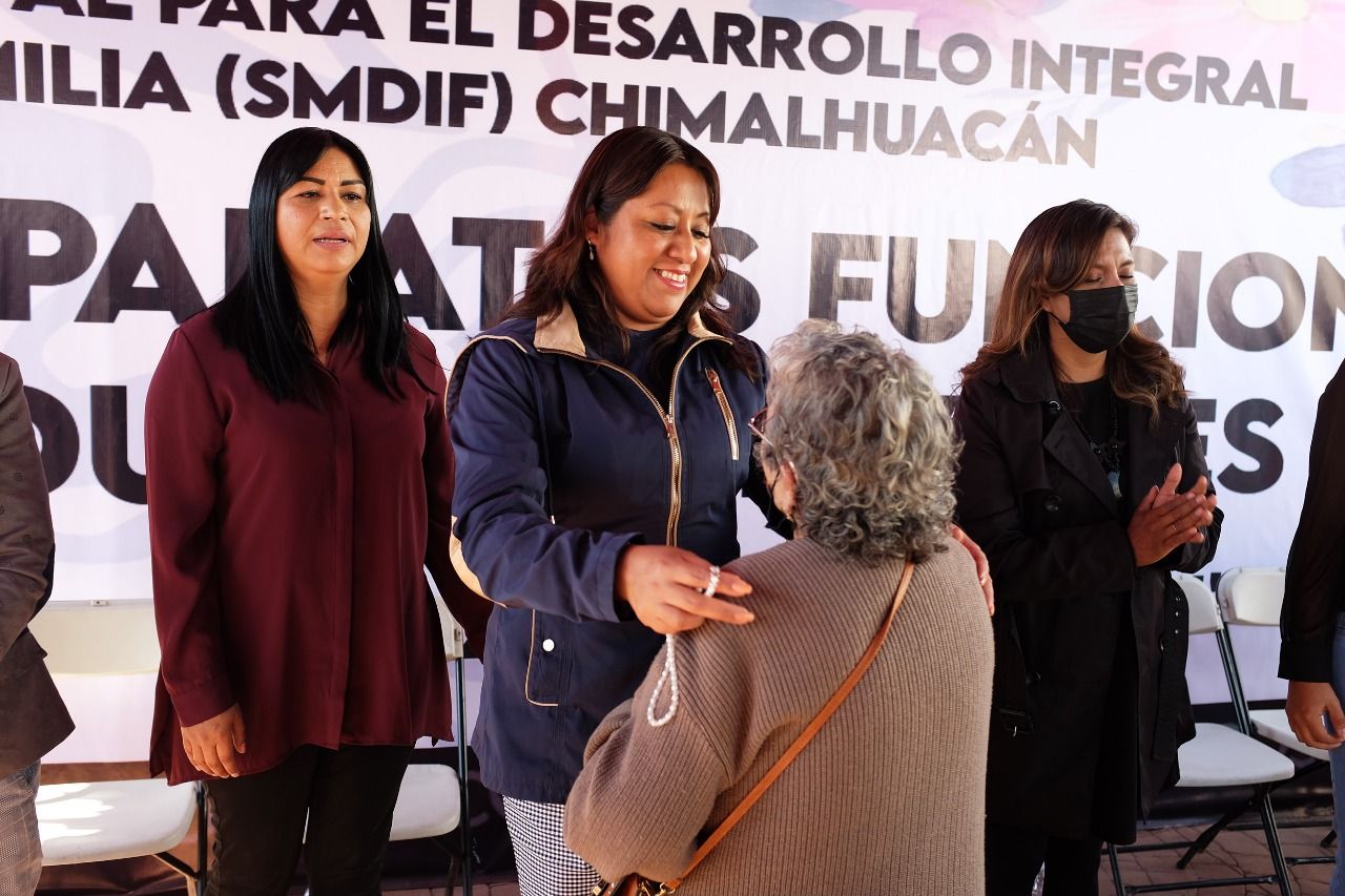 Notarios de Chimalhuacán entregan testamentos a personas de la tercera edad 