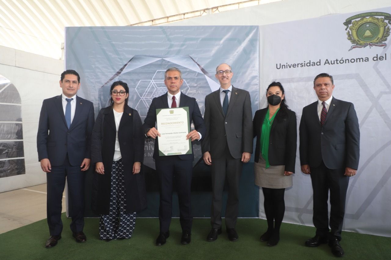 UAEM entrega a Fernando Vilchis reconocimiento al fortalecimiento universitario


