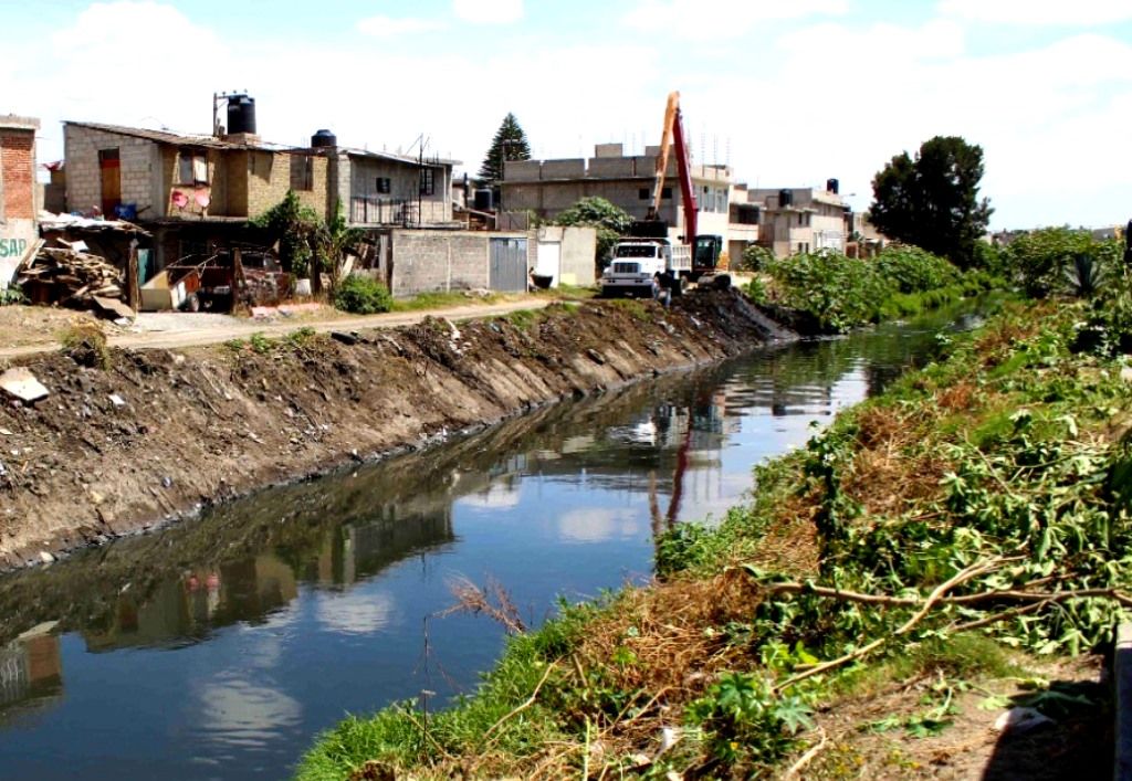 La CAEM desazolva drenes y barrancas en Ecatepec