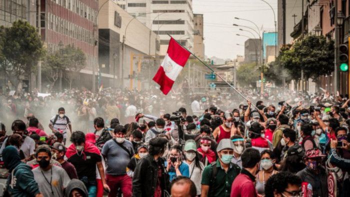 Se levanta Perú contra gobierno golpista y policía asesina a manifestante menor de edad (VIDEO)