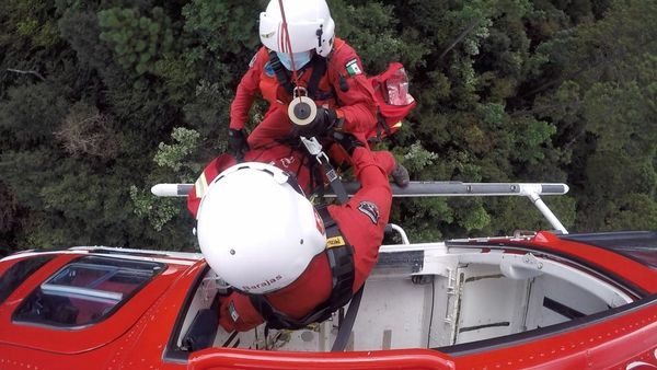 Rescata Grupo Relámpagos a mujer que Cayó en Parapente