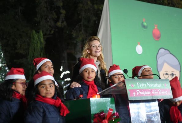 Enciende Fernanda Castillo de Del Mazo Árbol Navideño de la Familia DIFEM