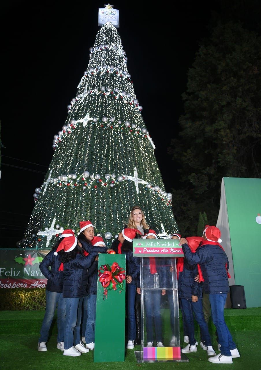Fernanda Castillo de Del Mazo Enciende Árbol Navideño de la Familia DIFEM