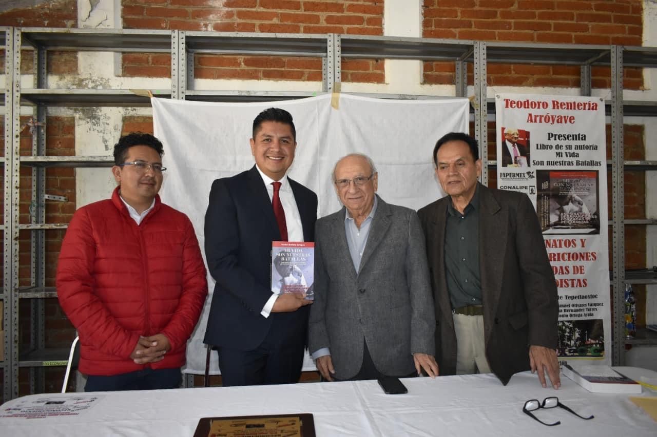 Gremio periodístico entrega reconocimiento a alcalde de Tepetlaoxtoc por su trabajo en el municipio