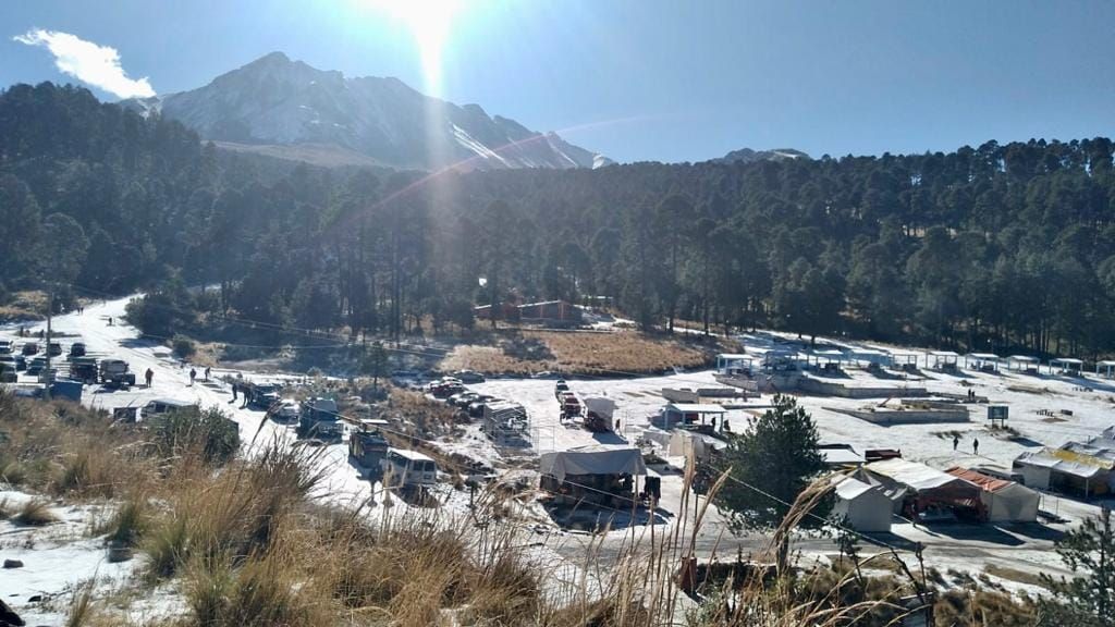 Cae Aguanieve en el Nevado de Toluca; Autoridades y Equipos
de Emergencia Brindan Atención y Seguridad a Paseantes.