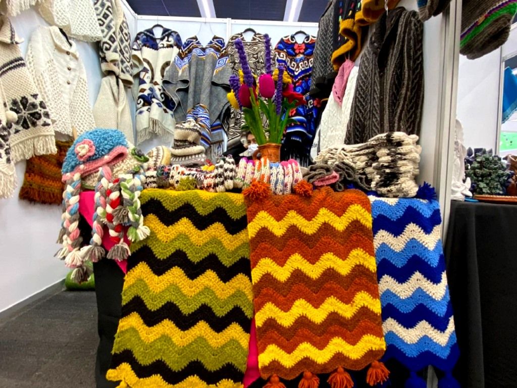 Los artesanos mexiquenses elaboran abrigadoras prendas de lana 