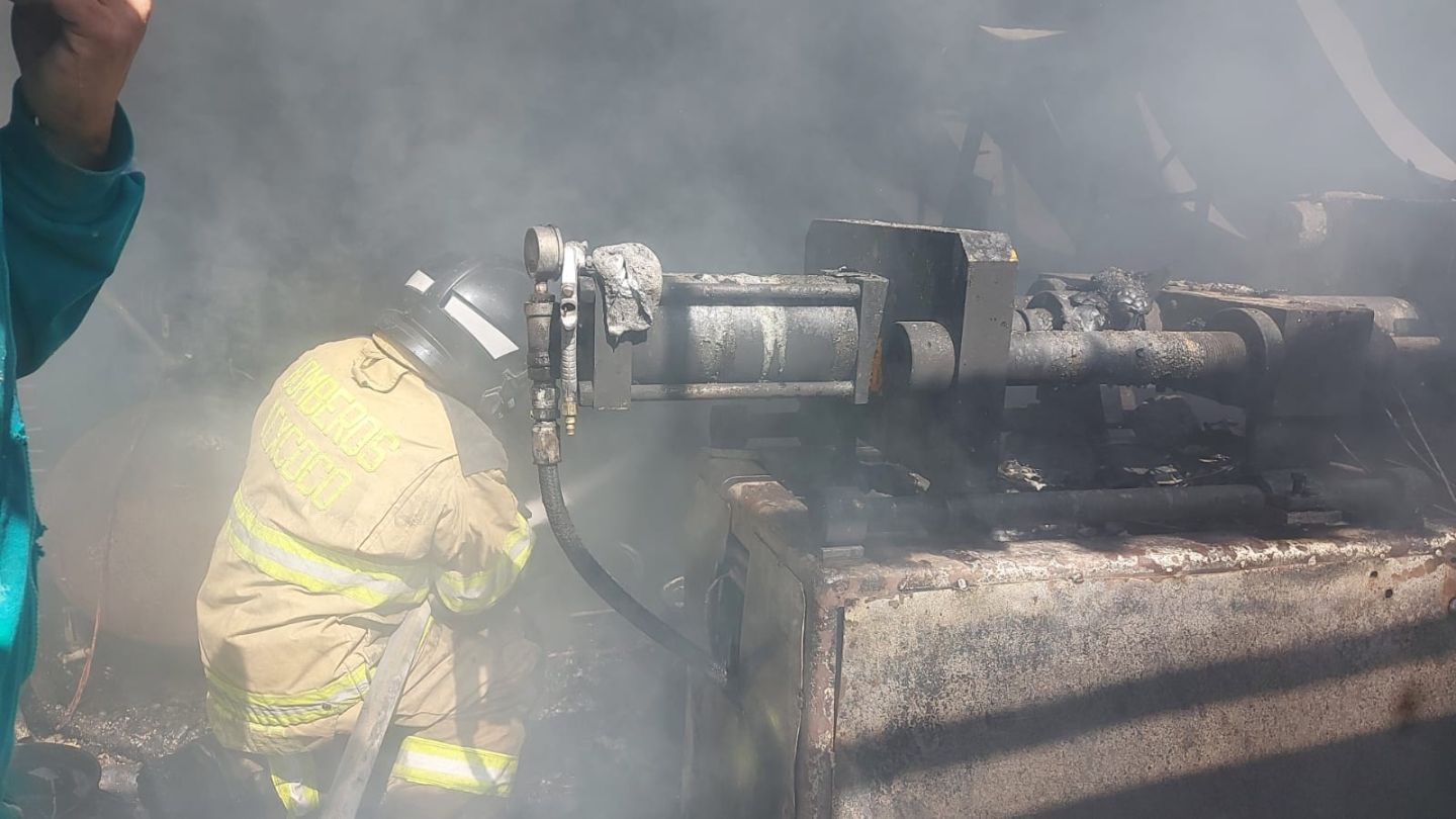Bomberos de Texcoco Combatieron un Incendio
y Retiraron un Arbol Caído de la vía Pública.