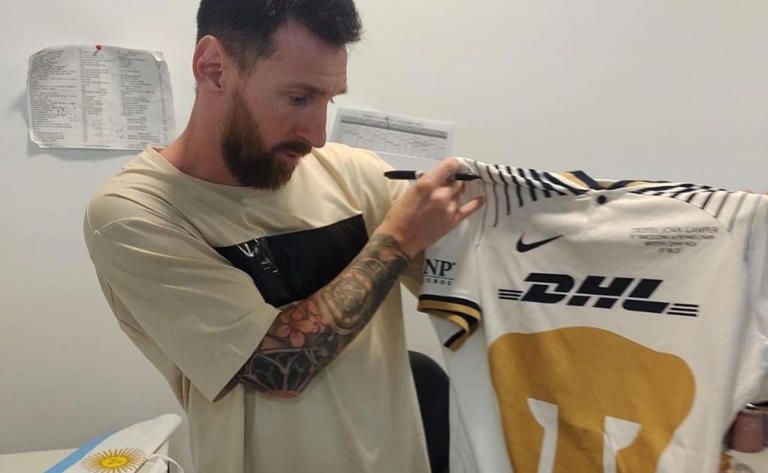 Lionel Messi posa con la camiseta de Pumas y le puso su firma