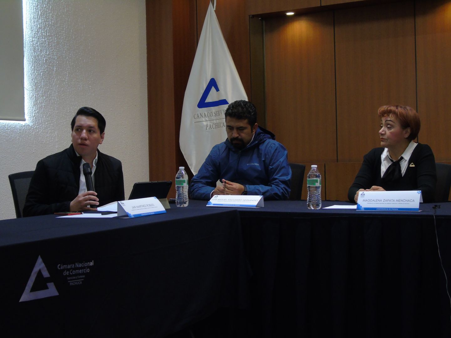 Dialoga Canaco con comerciantes por reencarpetamientos en Pachuca