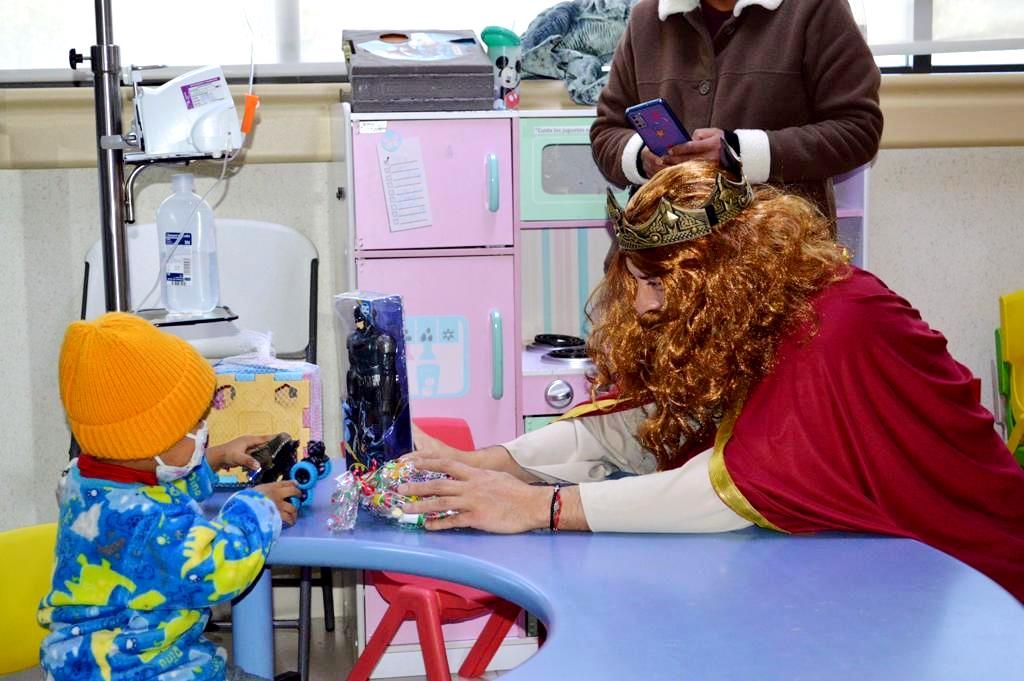 Los Reyes Magos alegran y dan sonrisas a pacientes del Hospital para el Niño del IMIEM