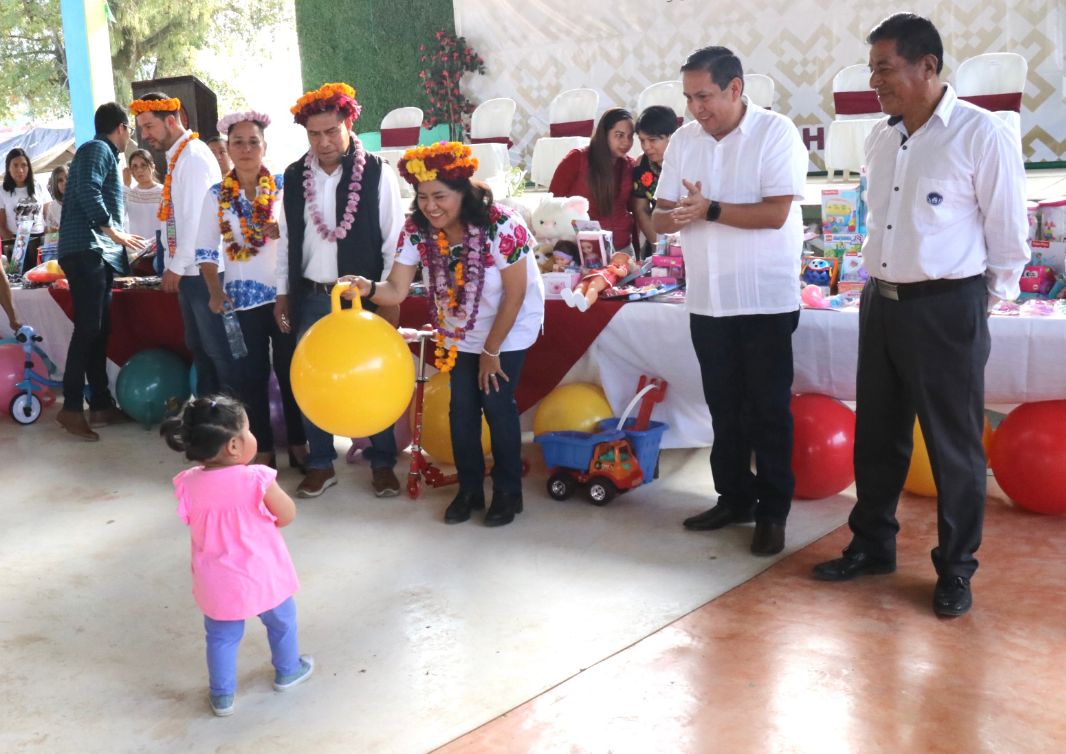 Entrega Edda Vite juguetes a niñas y niños de la Huasteca