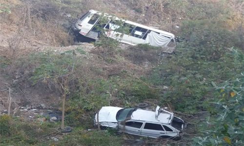  Percance en Naucalpan un camión y un vehiculo caen a barranco mientras otro queda sobre la carretera resultado; tres fallecidos y 35 lesionados