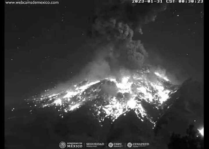 Gran explosión del Volcán Popocatépetl a las 00:29 hrs.
