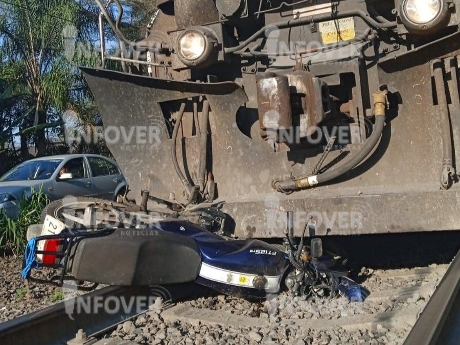 Chocan motoristas y son envestidos por el tren; una motocicleta fue arrastrada