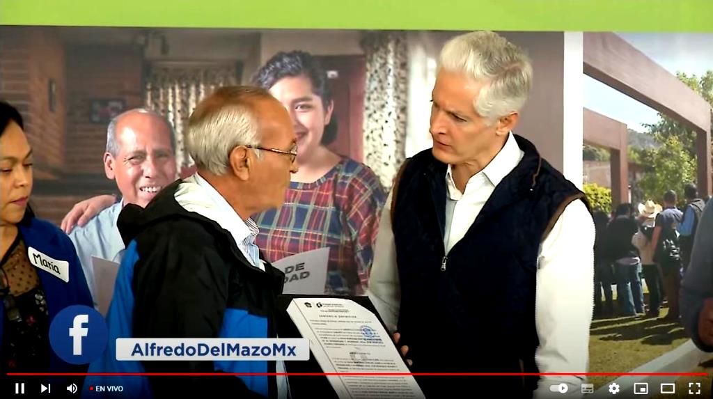 Alfredo del Mazo entrega títulos de propiedad y posesión en Ixtapan de la Sal