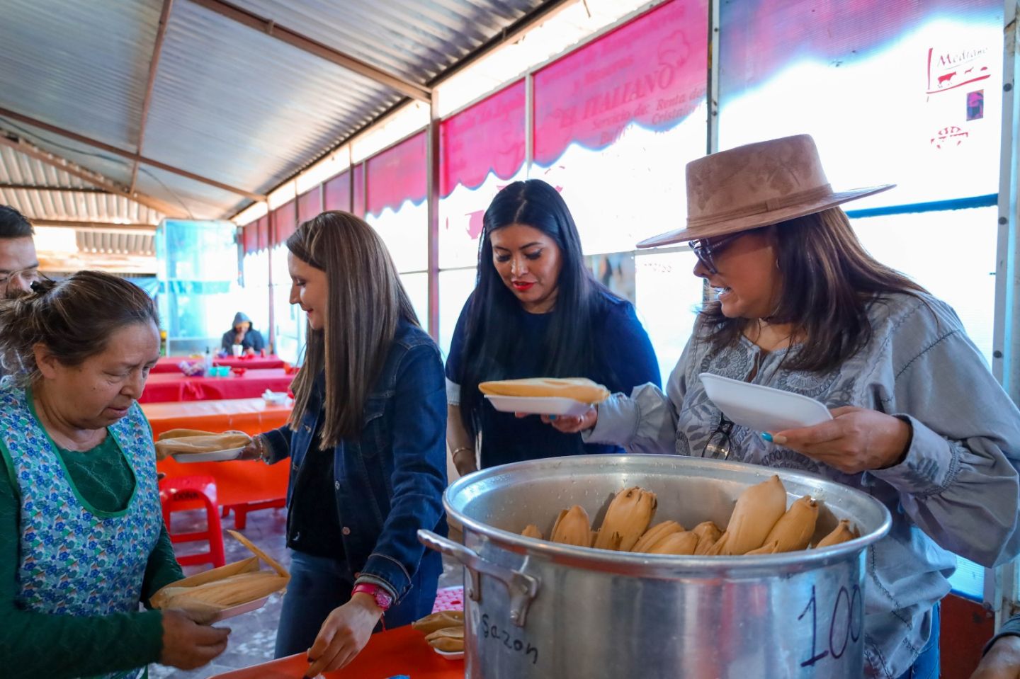 Alcaldesa de Texcoco pone los tamales y los comparte en mercados 