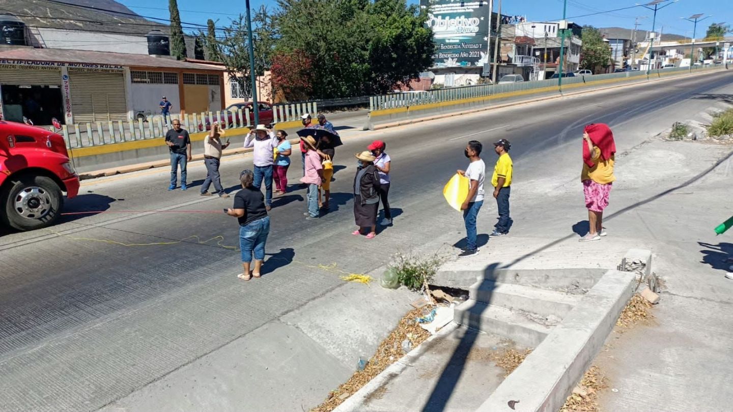 Bloqueo en Autopista del Sol por falta de agua potable, en Chilpancingo