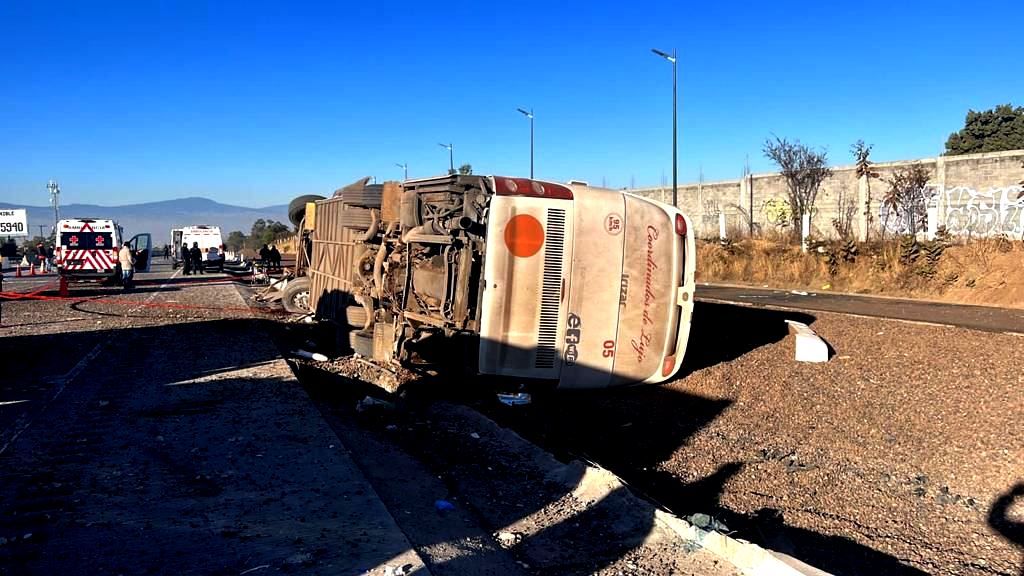 Tres muertos y más de 20 lesionados en volcadura de autobús en la México Puebla