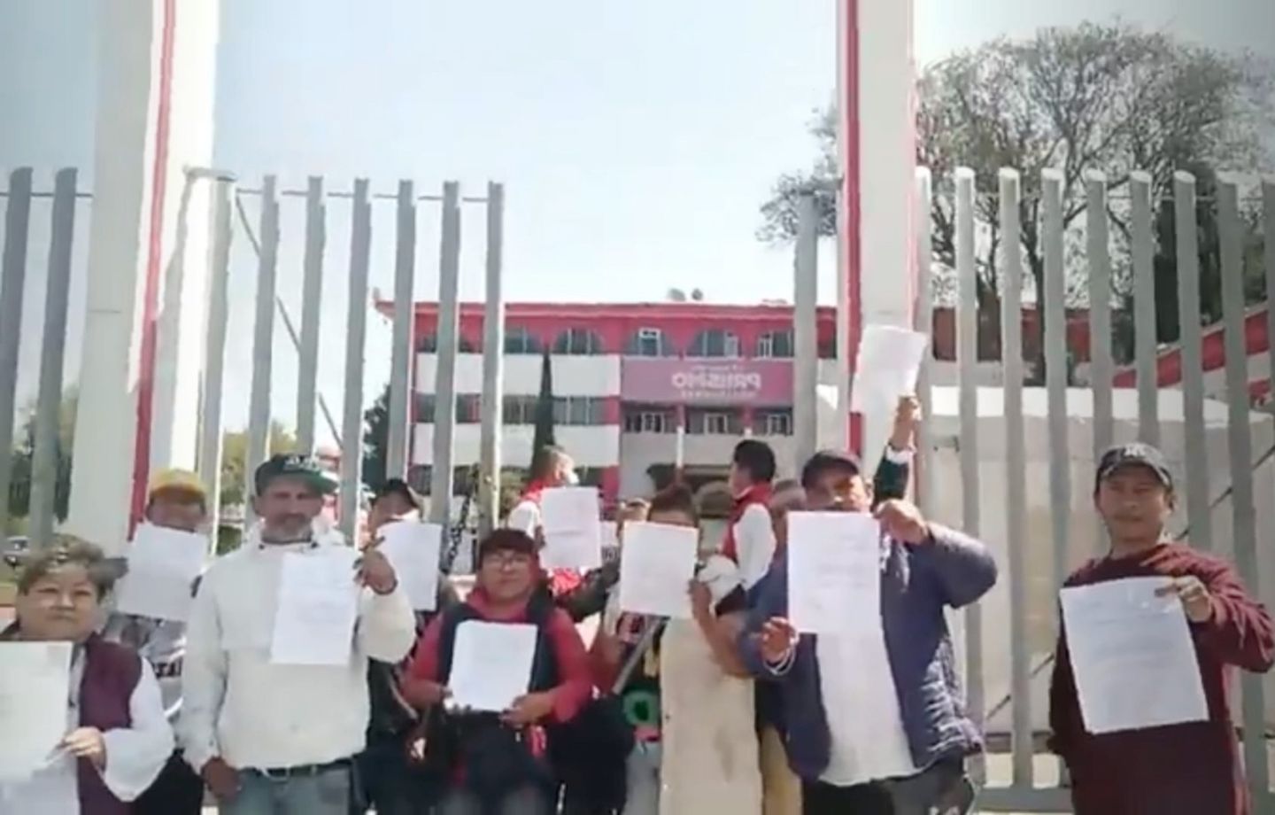 Cientos de priistas de Ecatepec renuncian a su partido y se suman a Morena
