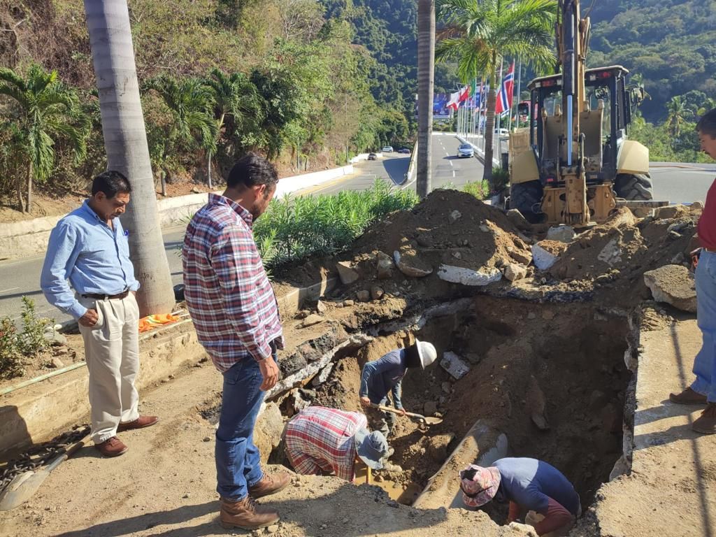 Continúa personal de CAPAMA trabajos de reparación de fuga en la Escénica
