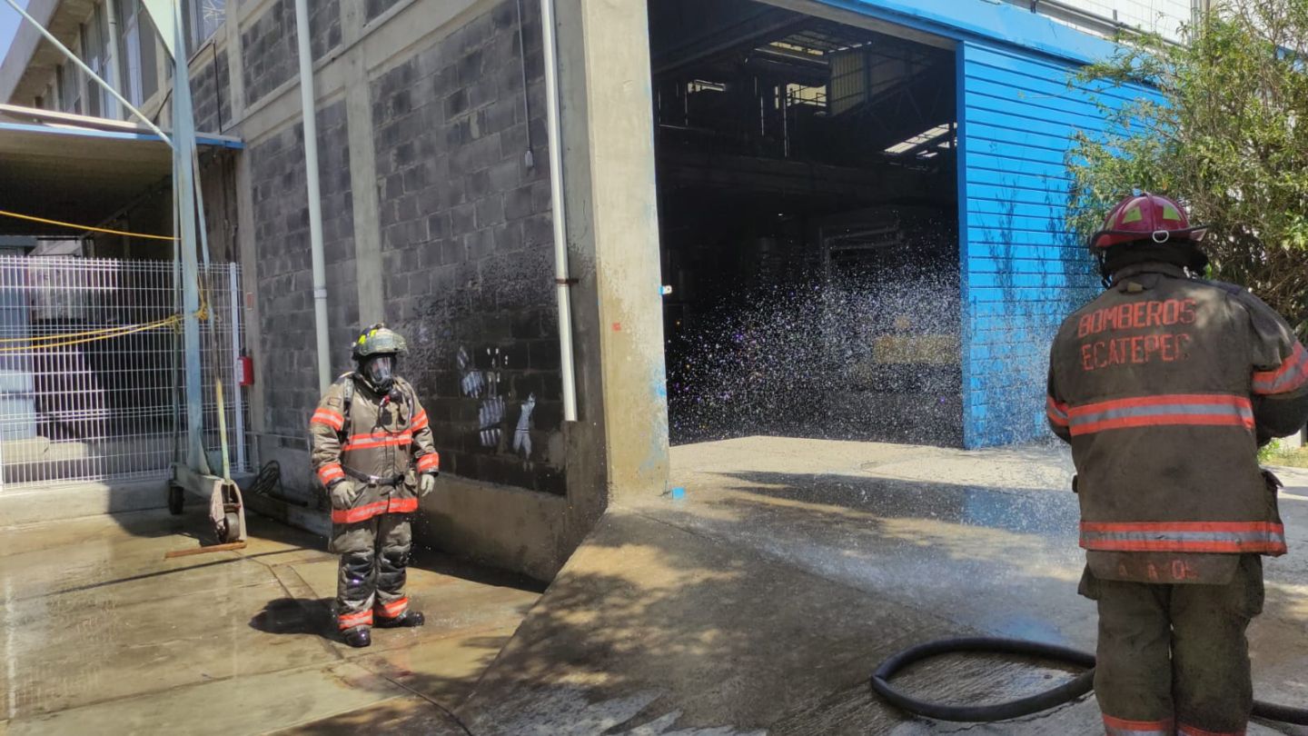 Bomberos de Ecatepec contienen fuga de amoniaco en fábrica de hielo; se reporta saldo blanco
