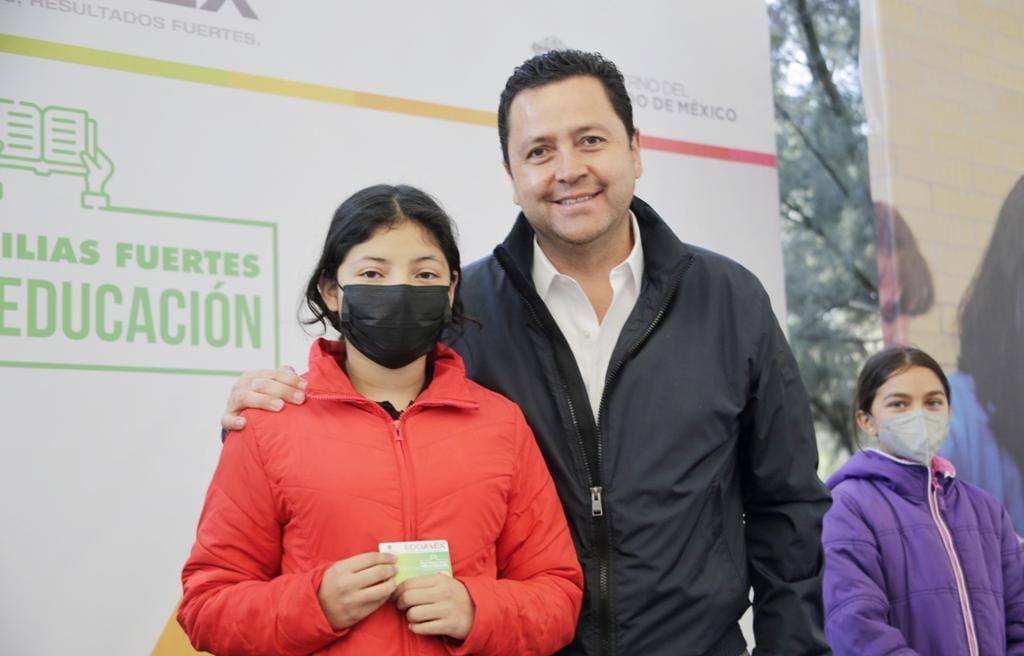 Continúa Gobierno del Edoméx con la Entrega
de Becas Familias Fuertes por la Educación.
