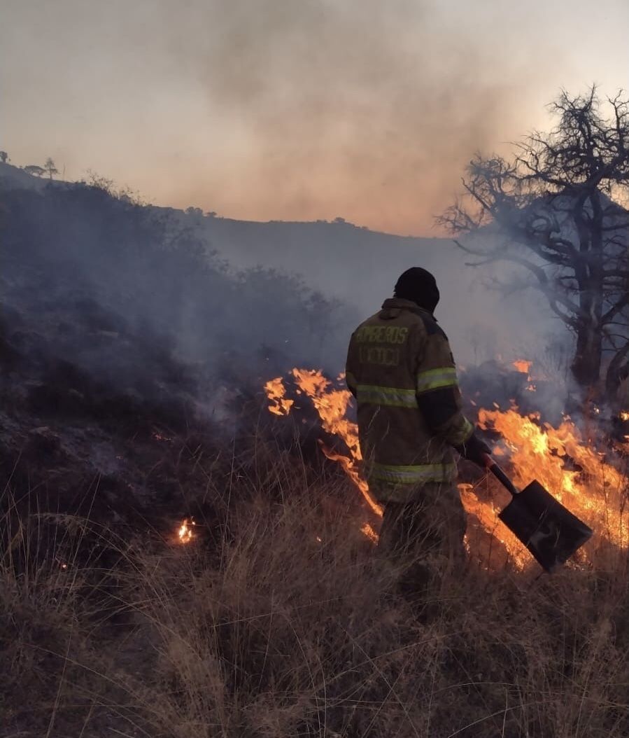 Vecinos y bomberos de Texcoco  sofocan incendio en zona arqueológica Tezcutzingo