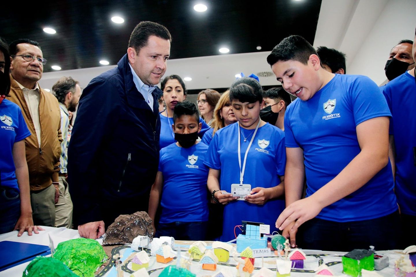 Participan 50 Escuelas de Educación Básica
en Certamen Interestatal de Robótica.
