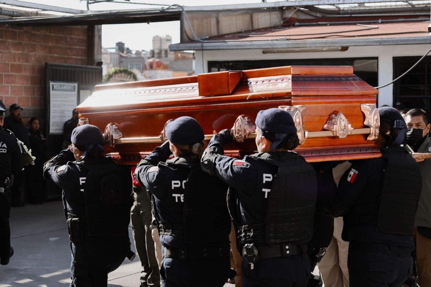 Despiden con sentido homenaje a policías en Texcoco
  