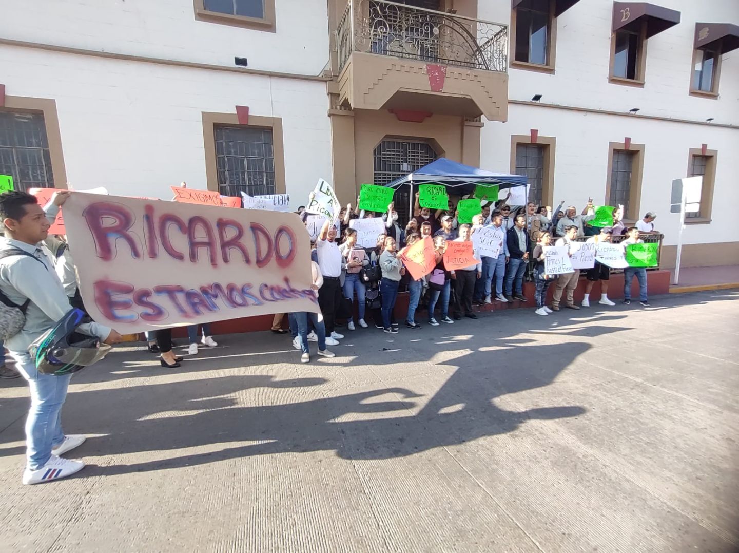 Con manifestación pacífica, trabajadores del Ayuntamiento de Río Blanco piden la liberación del presidente municipal, Ricardo Pérez García